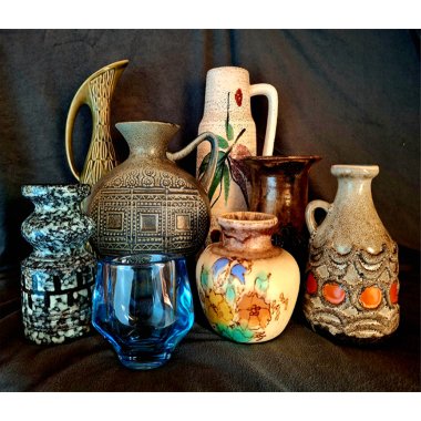Billede af et udvalg af vaser og krukker