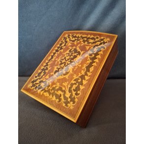 Tr� skrin med dekoration